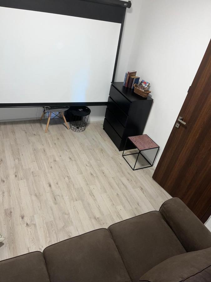 Large 3 Bedroom Apartment With City Skyline View كارلوفي فاري المظهر الخارجي الصورة