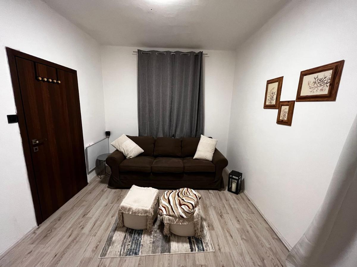 Large 3 Bedroom Apartment With City Skyline View كارلوفي فاري المظهر الخارجي الصورة